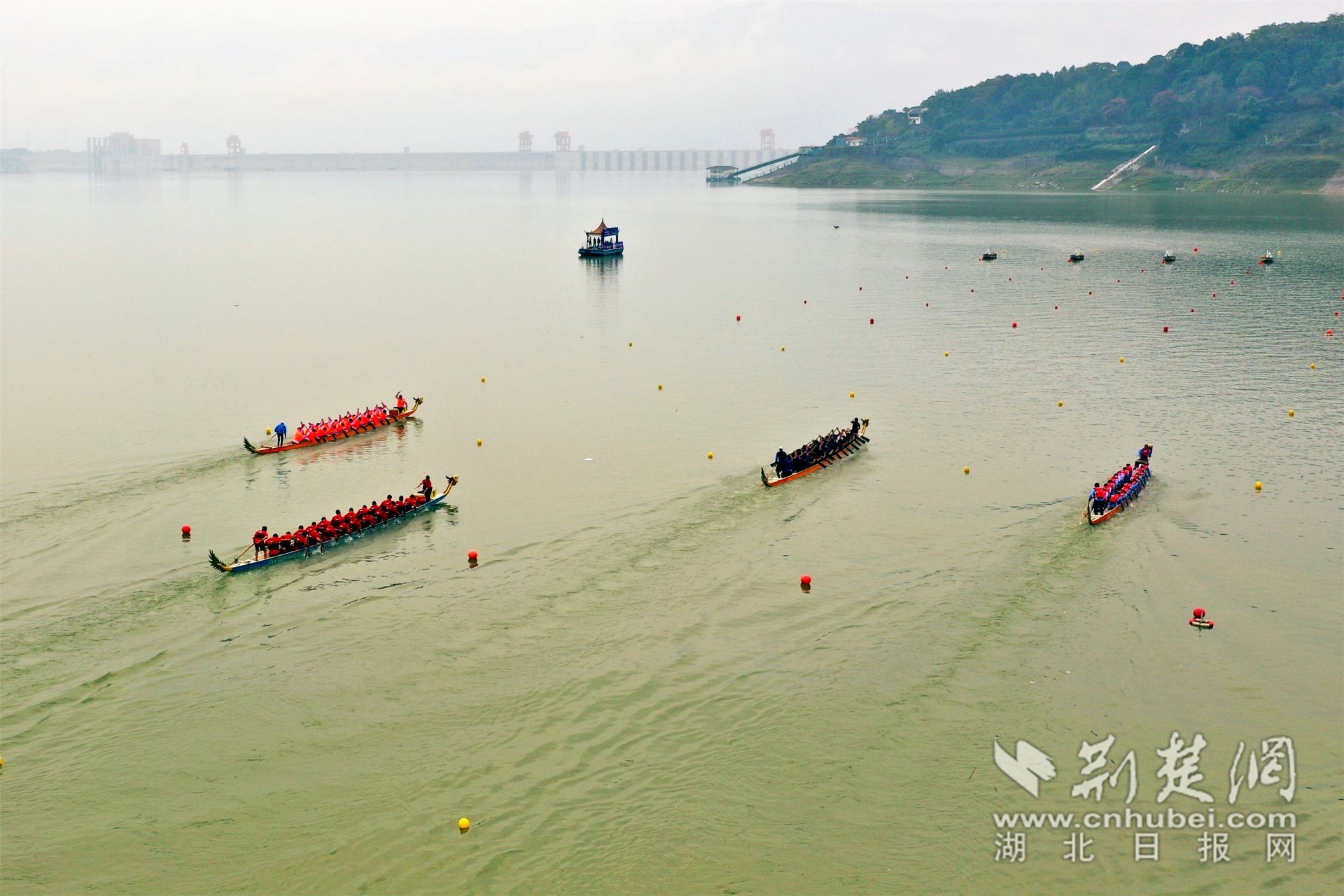 比赛的徐家冲港湾位于三峡大坝蓄水形成的坝前深水港湾.