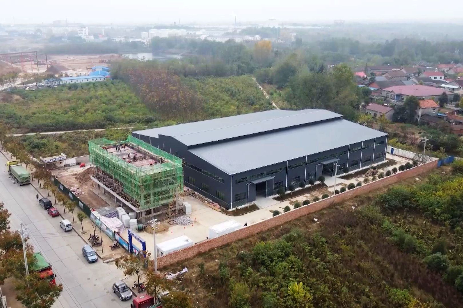图为豪泰密胺文化制品项目主体工程施工。该项目从过会签约到开工建设仅用100天,刷新了历史纪录。.jpg.jpg