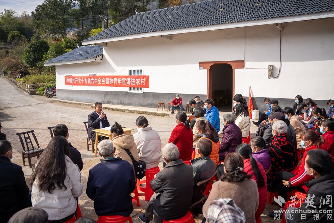 十九届六中全会精神传达至秭归县九畹溪镇石柱村 (2).jpg.jpg