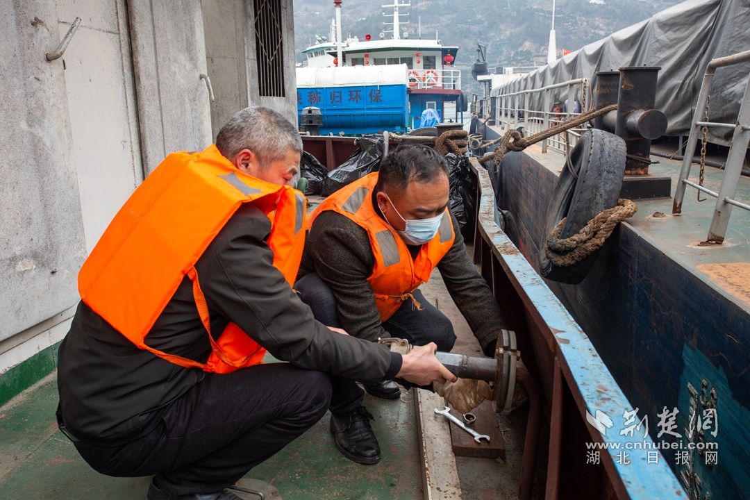 3月1日，湖北省宜昌市秭归县船泊垃圾、污水回收专用船在锚地集中回收垃圾、污水，魏启扬 摄。 (1).jpg.jpg