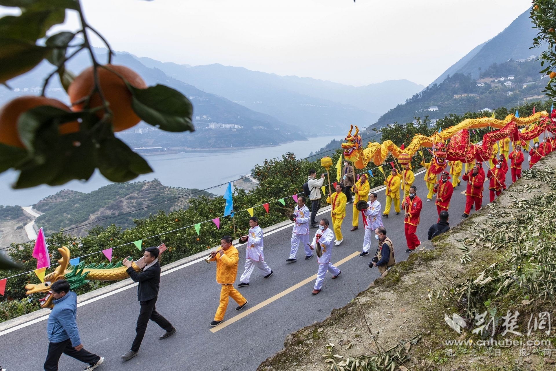 2022年3月4日，在秭归县归州镇万古寺村，当地村民举行龙狮巡游。 (2).jpg.jpg