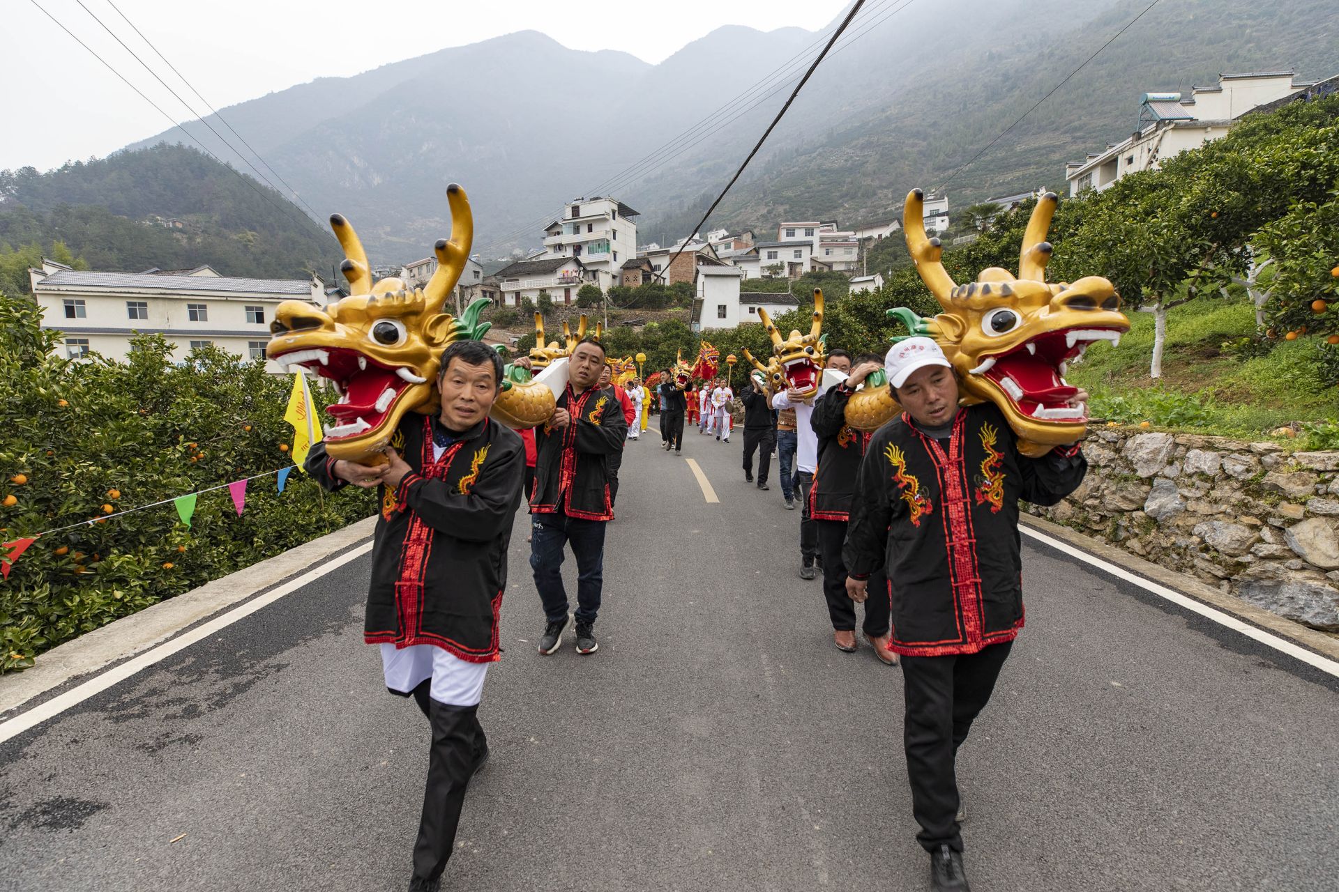 2022年3月4日，在秭归县归州镇万古寺村，当地村民举行龙头下水仪式。 (3).jpg.jpg