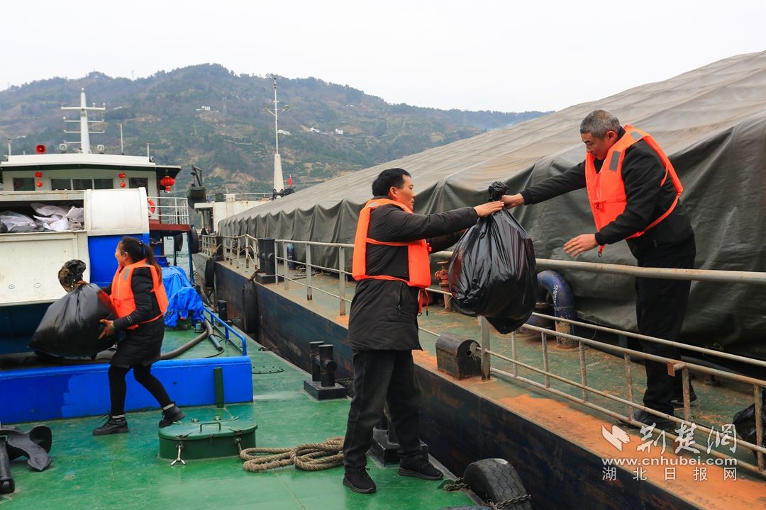 3月1日，湖北省宜昌市秭归县船泊垃圾、污水回收专用船在锚地集中回收垃圾、污水，魏启扬 摄。 (2)_副本.jpg.jpg