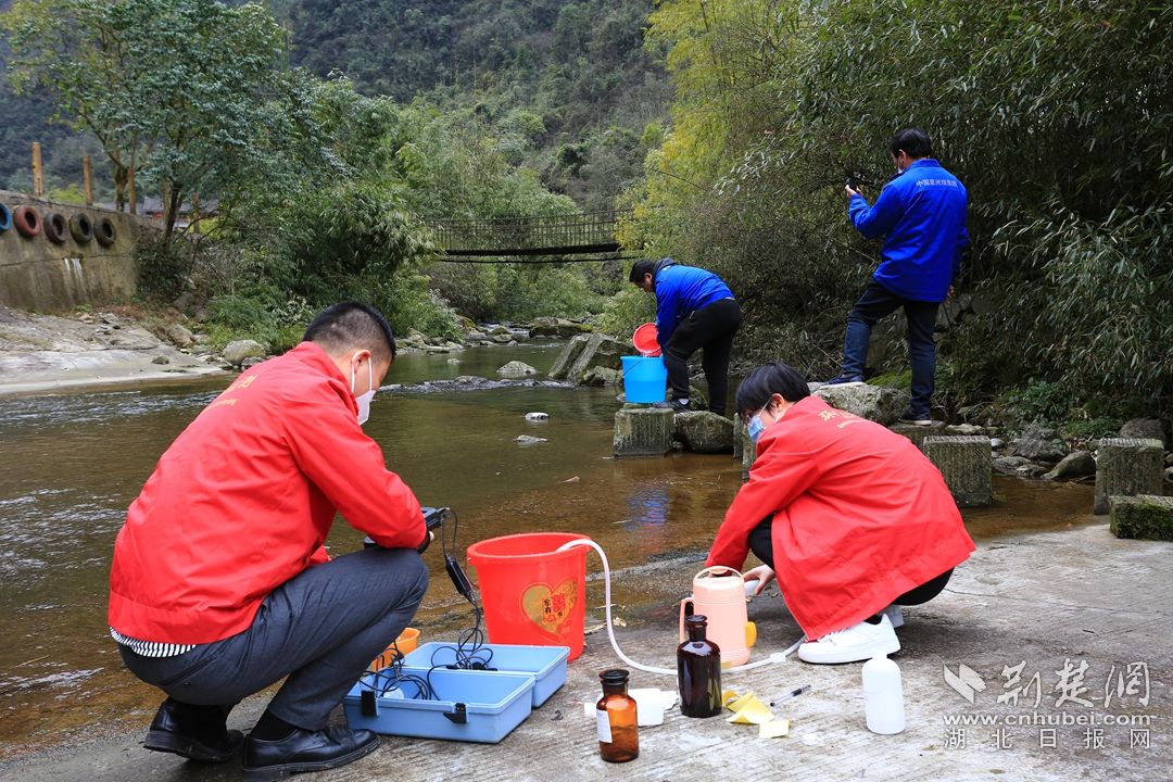 3月1日，湖北省宜昌市秭归县环境监测部门对长江三峡工程大坝坝上第一条支流茅坪河进行水质取样监测。魏启扬 摄。 (1)_副本.jp