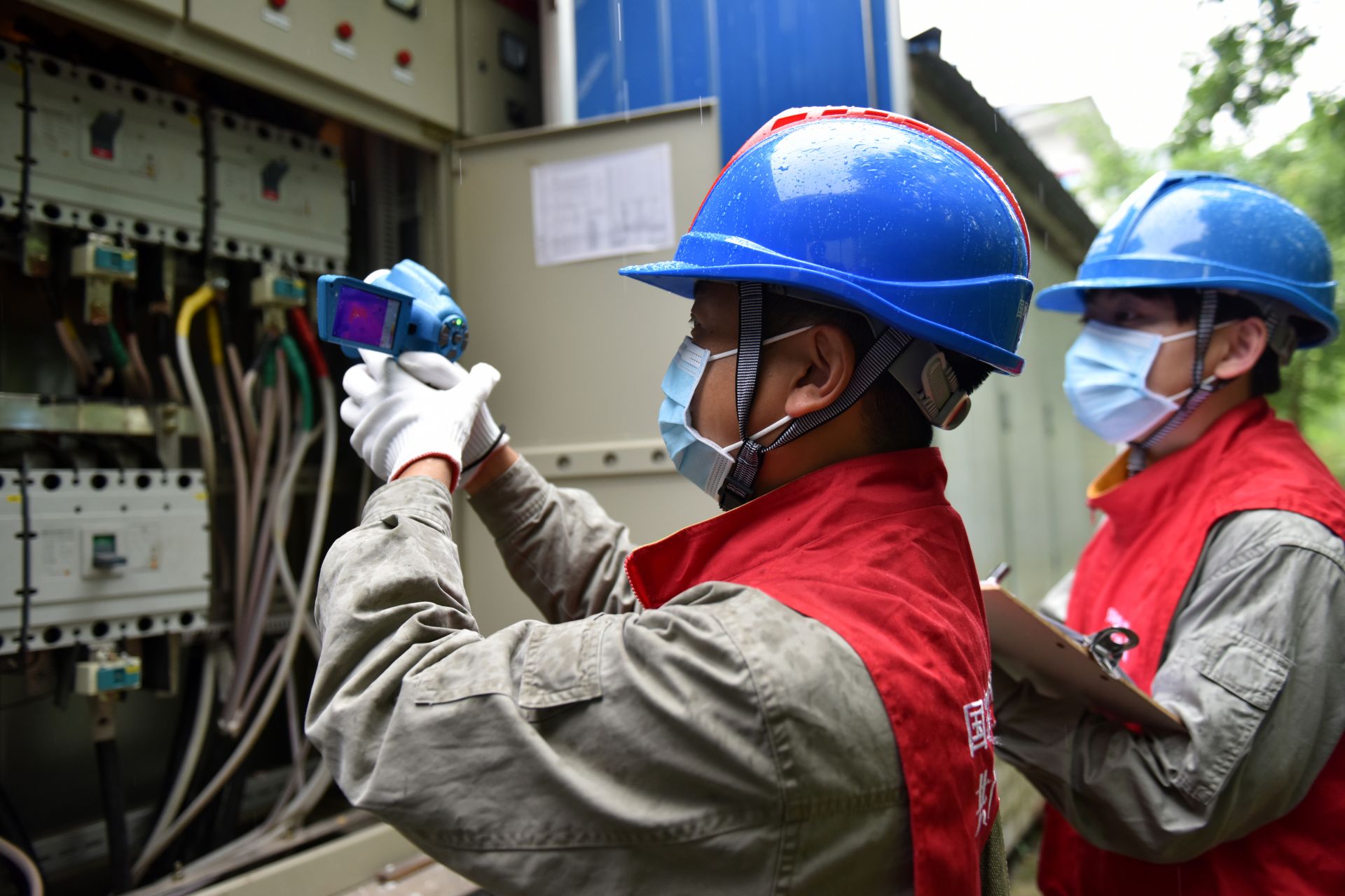 五峰县供电公司高考保电服务队对五峰一中变压器进行红外测温.JPG.JPG