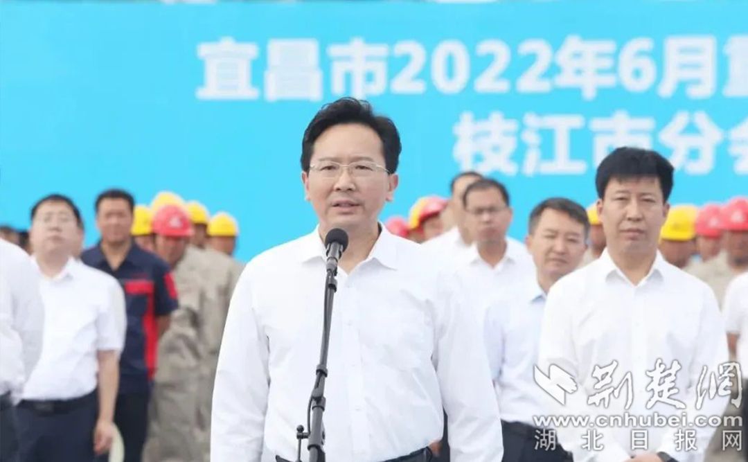 枝江市委书记余峰在分会场介绍枝江集中开工项目情况。通讯员供图.jpg.jpg