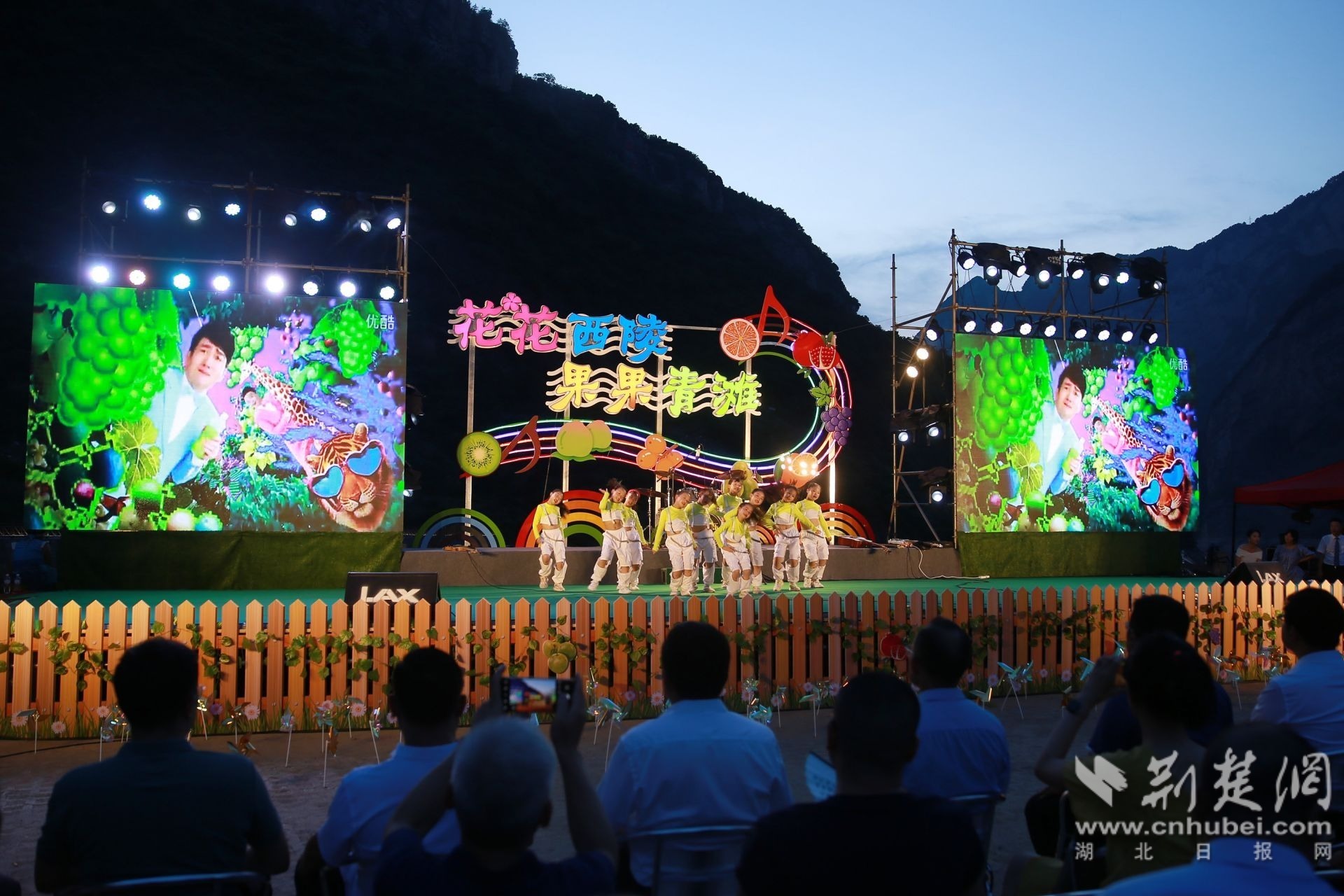 7月15日，村民在秭归县屈原镇西陵峡村江边“花花西陵&nbsp;果果青滩”小水果之夜音乐会上表演文艺节目。王罡 摄（01）.jpg.jpg