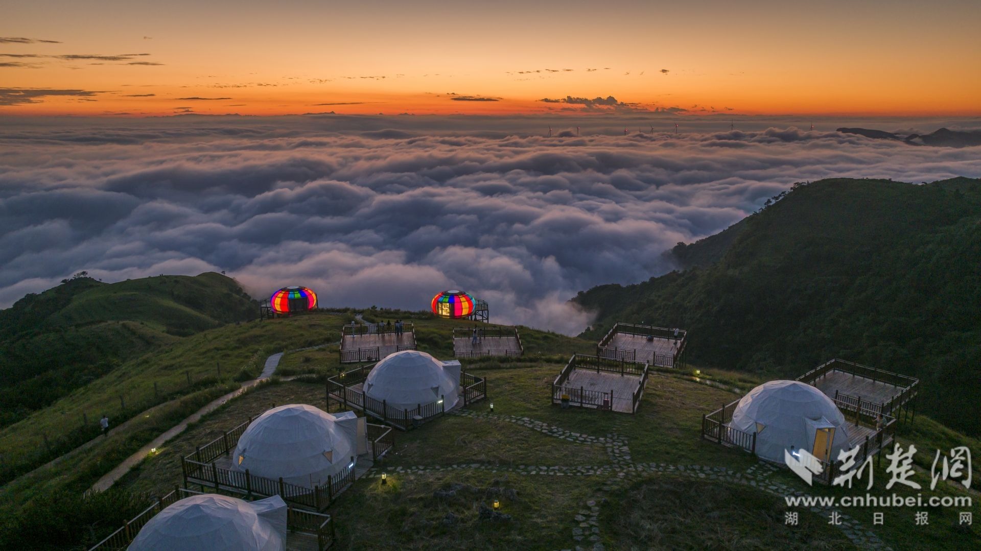 宜昌百里荒景区雨后出现大片金色云海,夕阳,云海,帐篷,风车交织成一幅