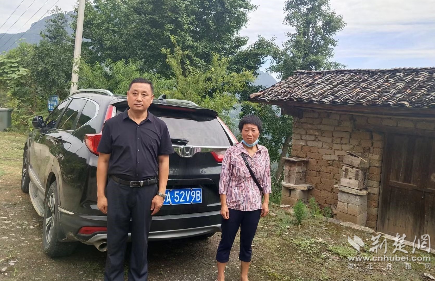 2021年8月，王远玖驾车接麦仓村四组王祖玉到县城接种新冠疫苗。.jpg.jpg