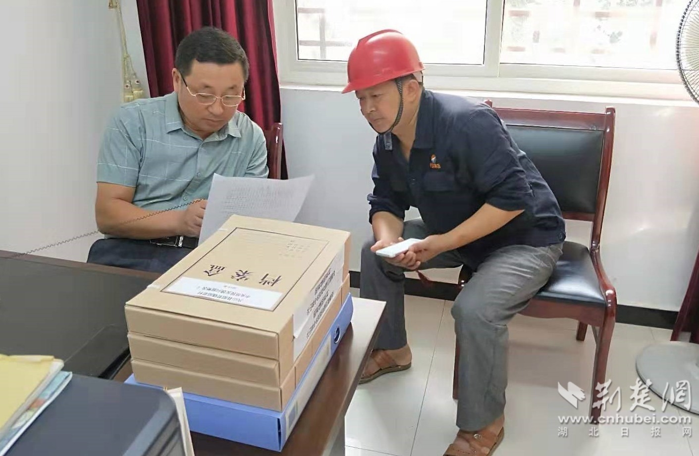 信访局驻村第一书记王远玖给贫困户张德军讲解扶贫政策.jpg