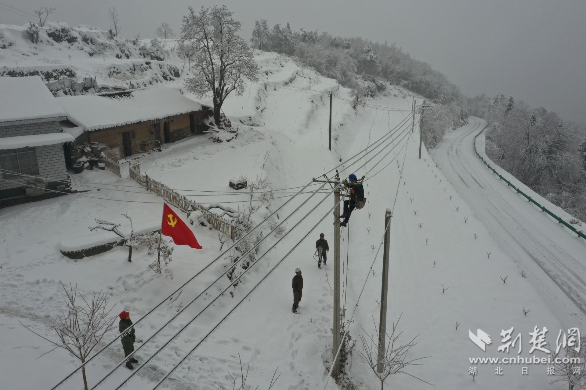 以雪为令，鏖战暴雪保供电.JPG.JPG