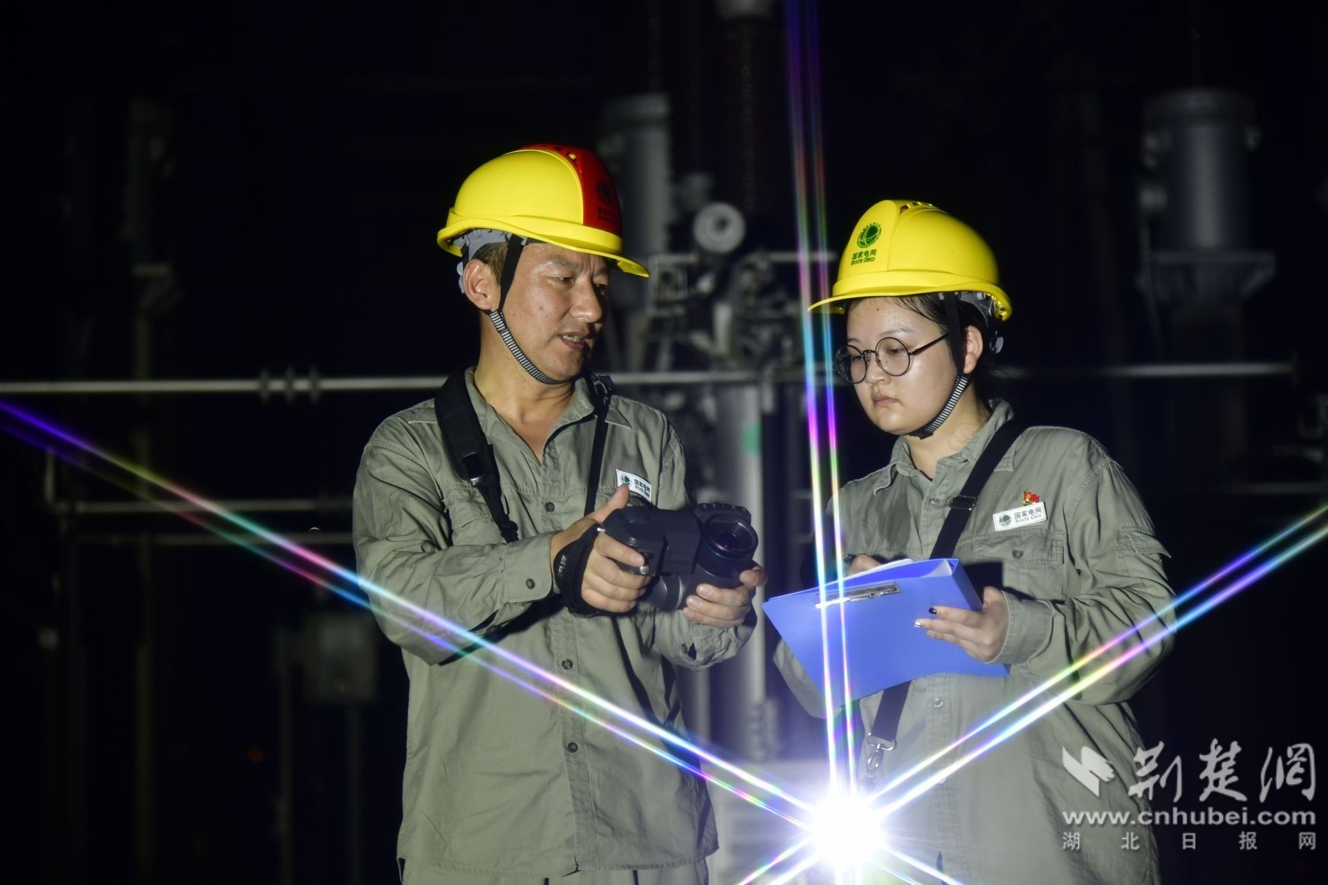 8月19日，在夜间用电高峰时段，枝江运维班高耀刚、廖政洁在变电站开展夜巡测温。.JPG.JPG