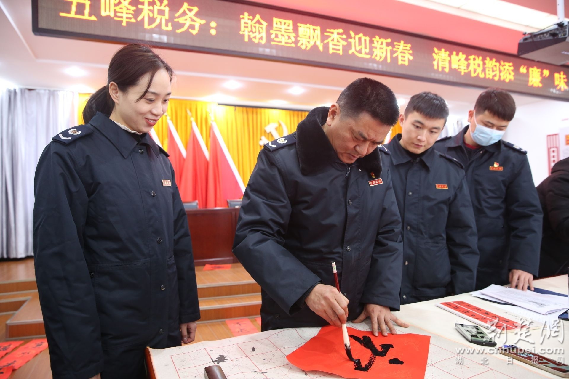 图为税务干部现场书写春联.JPG.JPG