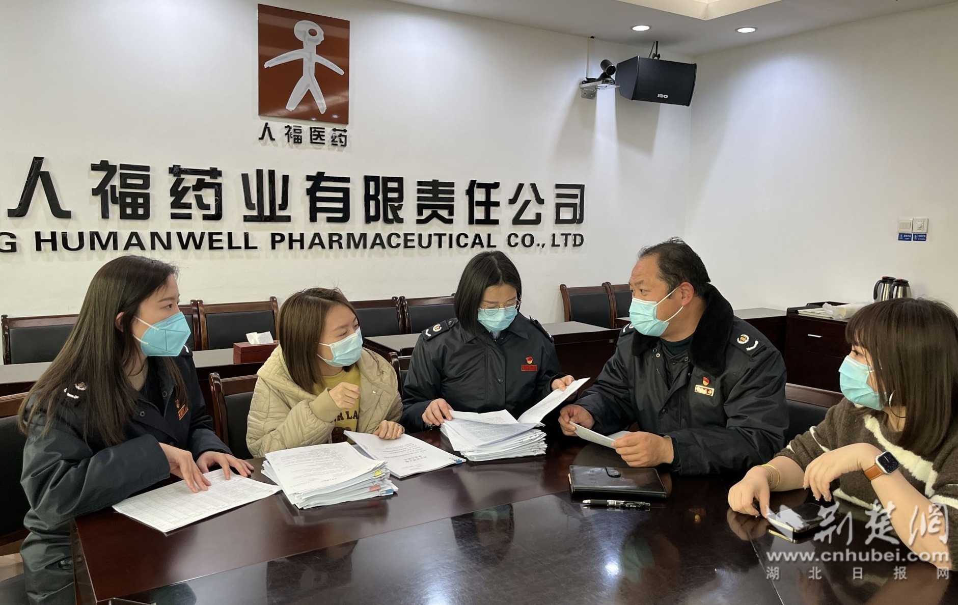 宜昌高新区税务局“金种子”税收服务团队为宜昌人福药业财务人员讲解税收优惠政策.jpg.jpg