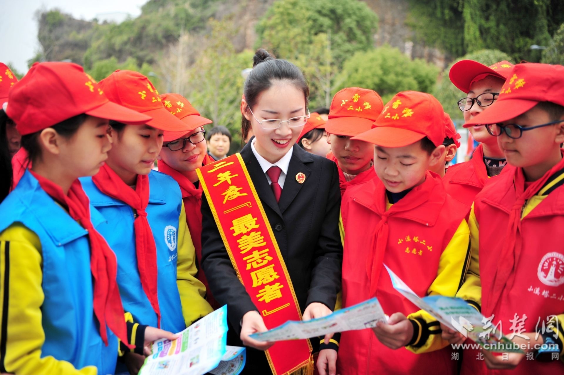 3月2日，在第60个“学雷锋纪念日”即将到来之际，宜昌市夷陵区举行以“传承雷锋精神 建设志愿之城”为主题的“向春天报到”志愿服务