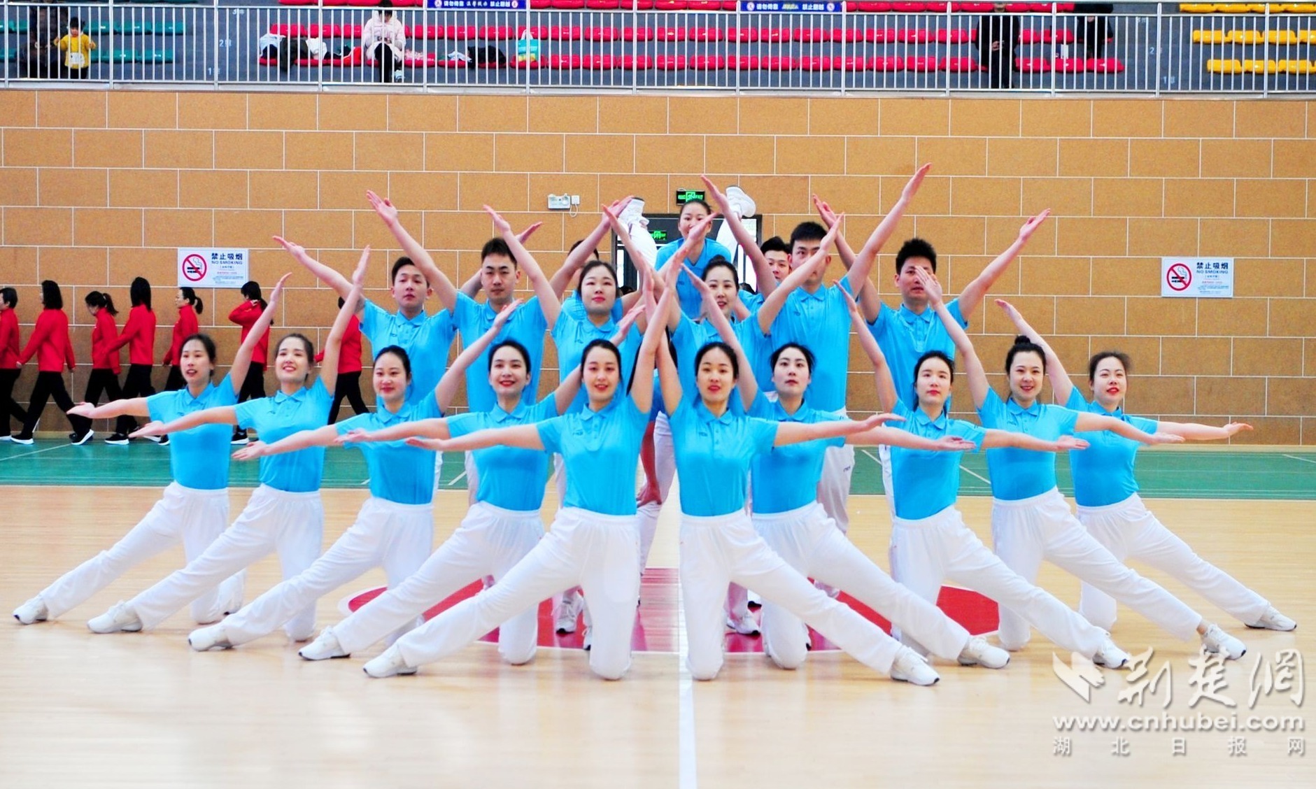 2月26日，宜昌市夷陵区全民健身运动会拉开序幕，参加职工运动会工间操比赛的运动员，以优美身姿展演活.jpg.jpg