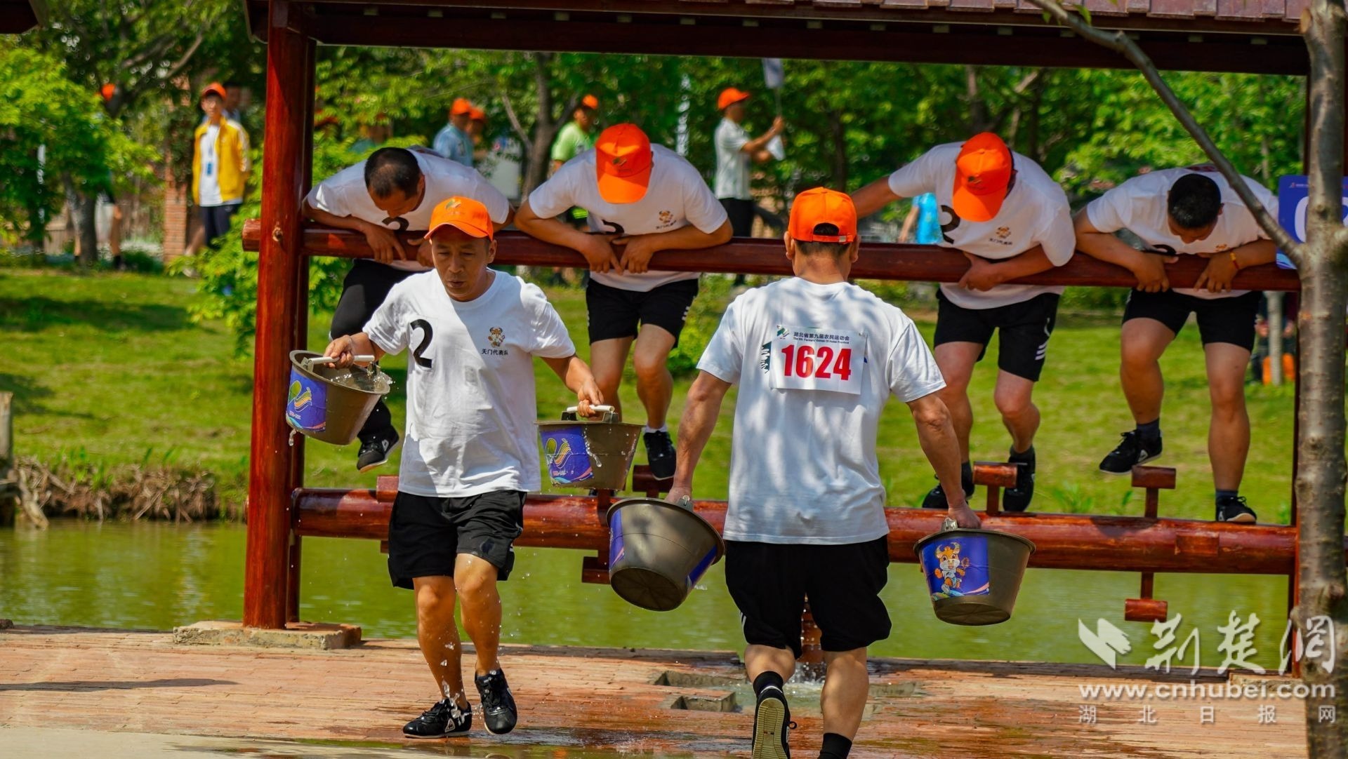 参赛选手在车水抗旱项目。唐姝亚 摄.jpg.jpg