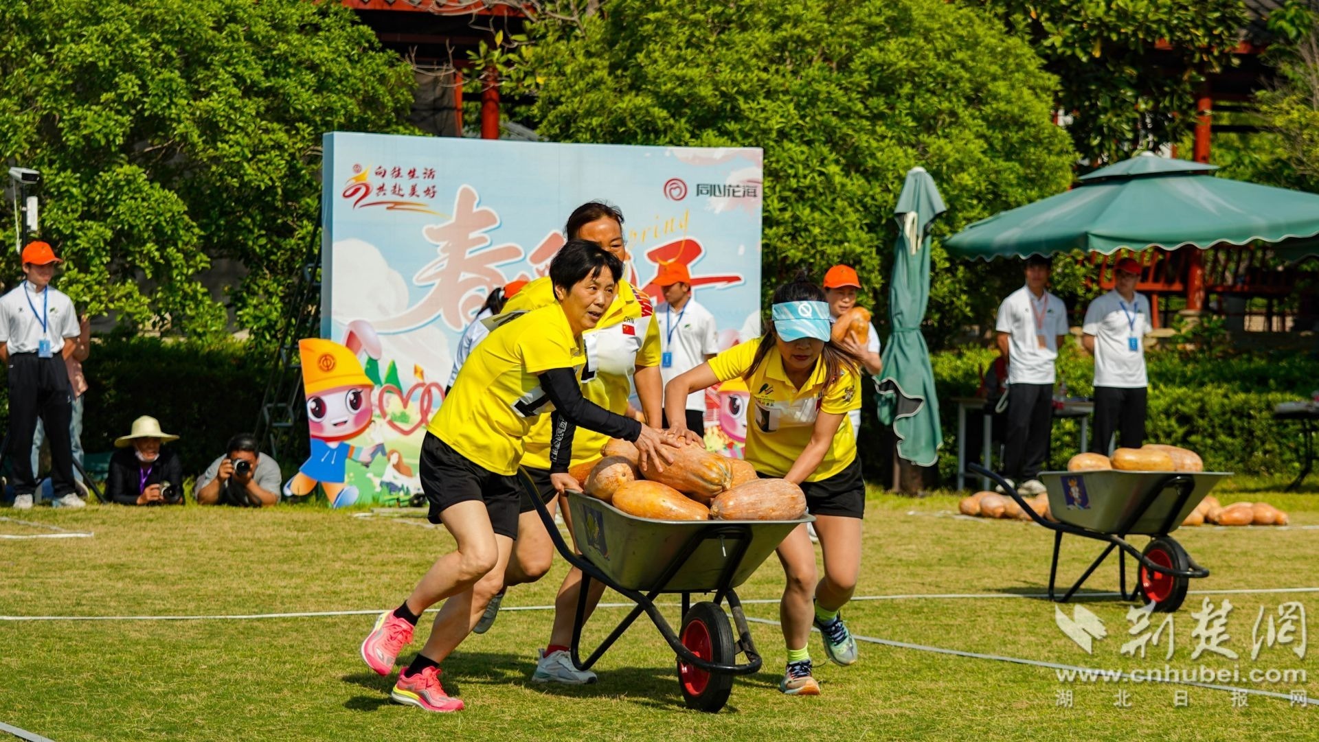 宜昌代表队在独轮运瓜比赛。宋劲松 摄.jpg.jpg