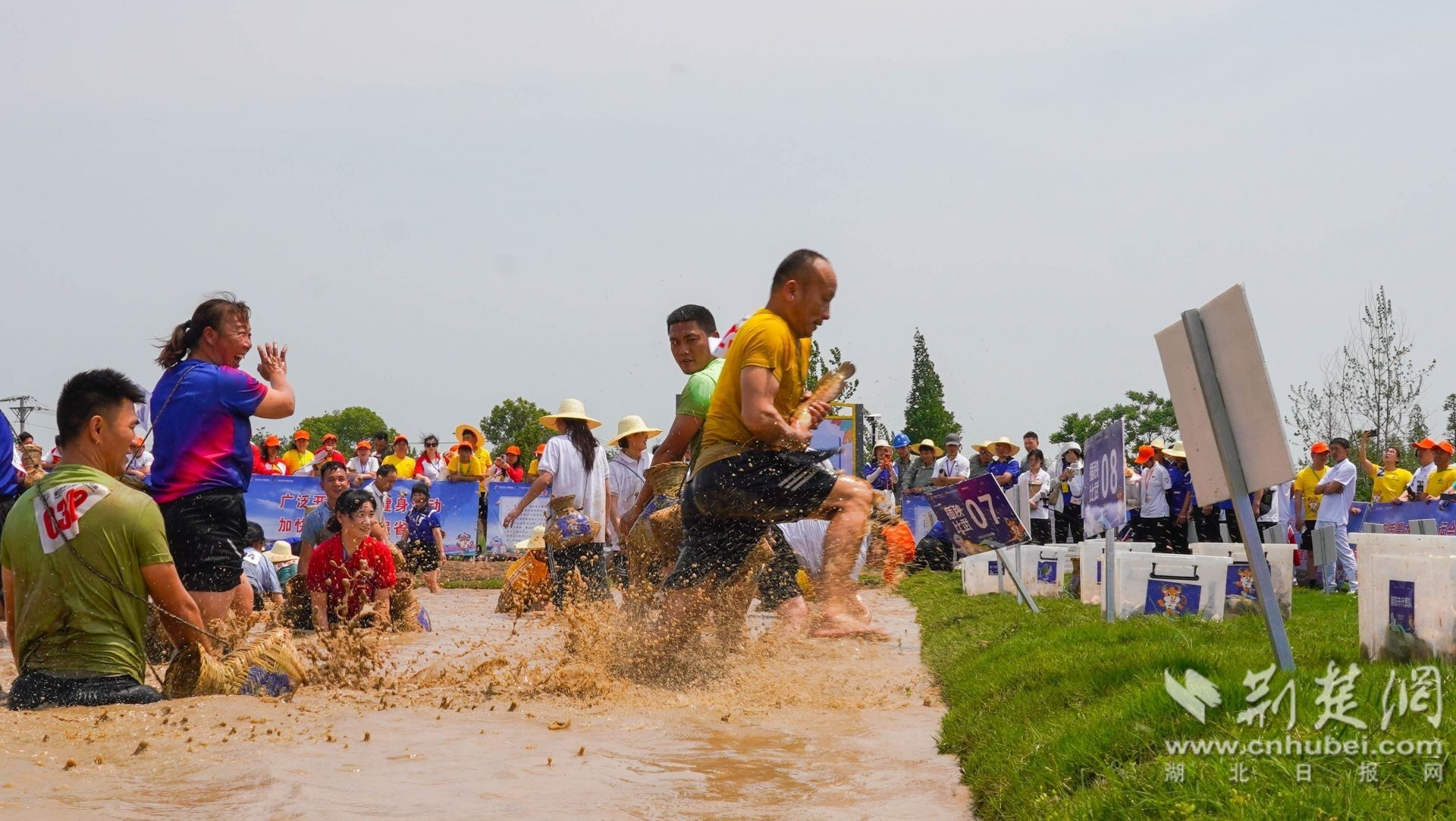 池塘抓鱼项目现场水花激荡。唐姝亚 摄.jpg.jpg