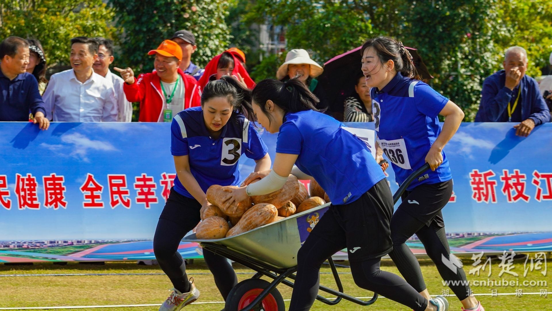 参赛选手在独轮运瓜比赛。宋劲松 摄.jpg.jpg