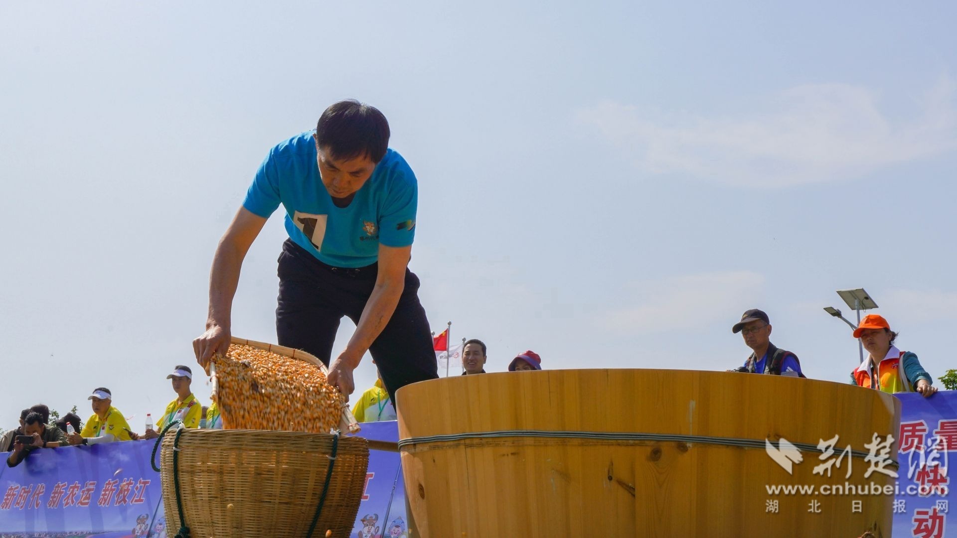 参赛选手在颗粒归仓项目比赛。唐姝亚 摄.jpg.jpg