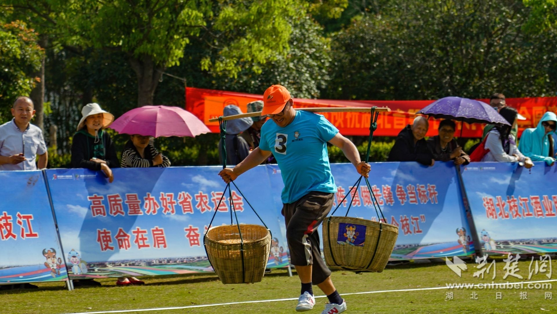 颗粒归仓比赛中，选手挑着装满作物的担子奋勇前行。唐姝亚 摄.jpg.jpg