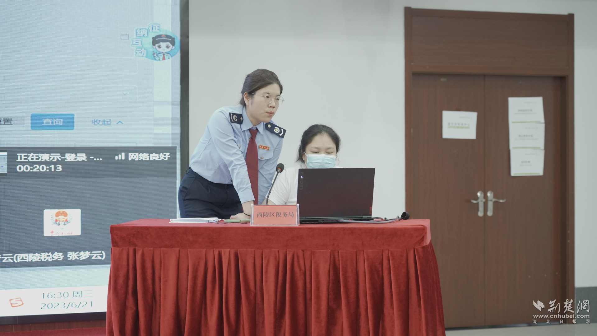 办税人员上台体验“征纳互动服务”。皮雪静摄.png.png