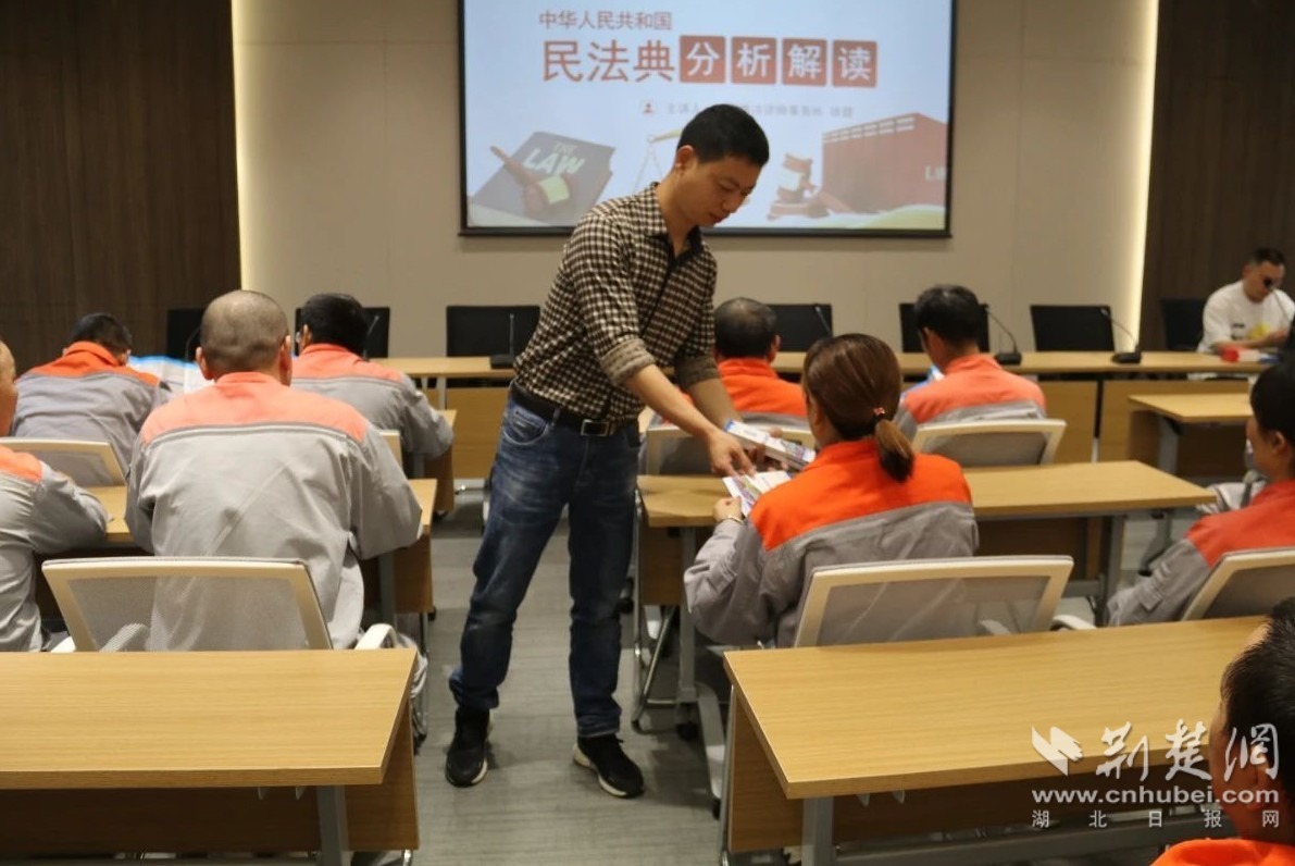 远安县总工会为企业职工发放相关法律宣传资料。（通讯员 供图）.jpeg