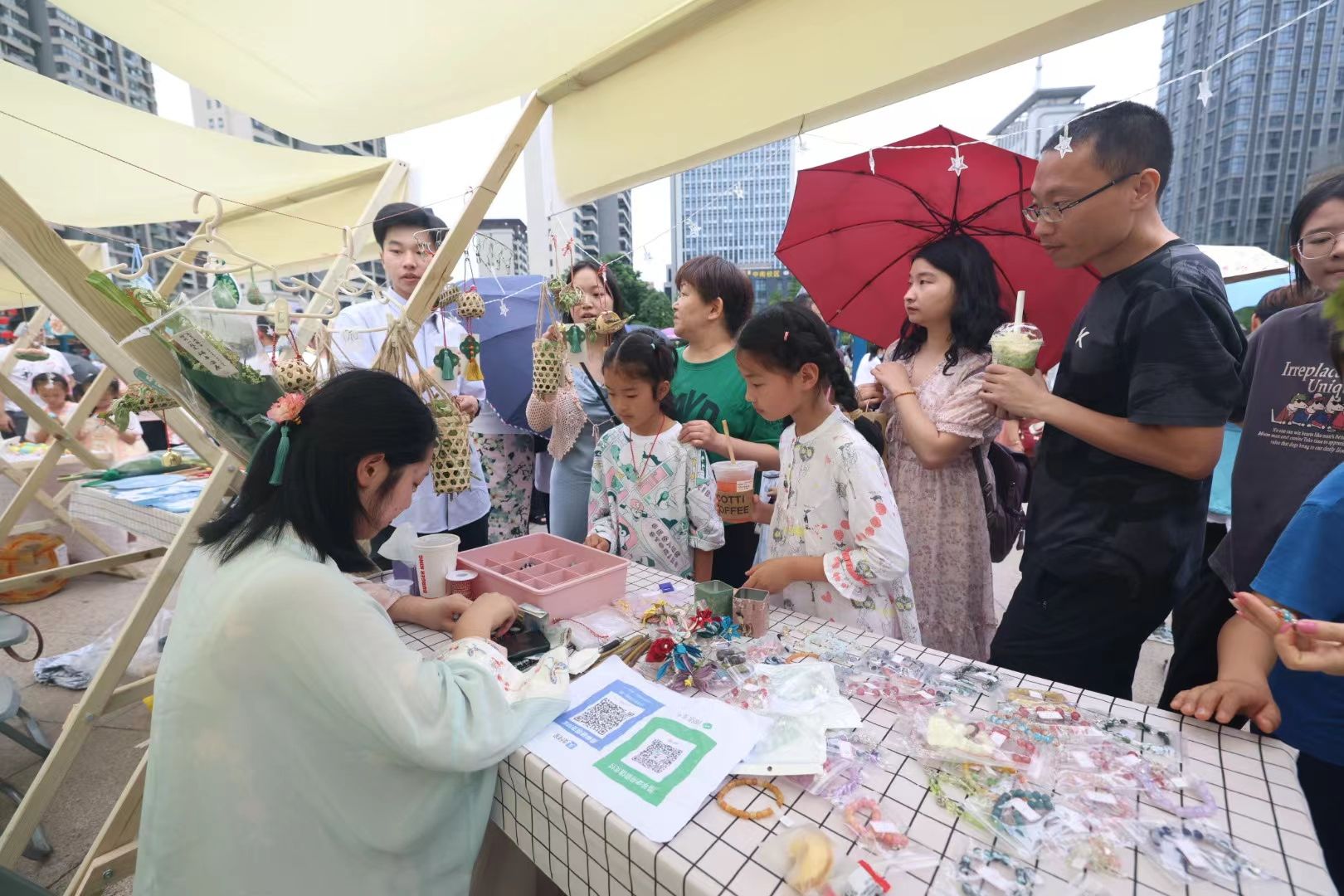 文明市集前人头攒动，市民纷纷打卡。夏靓 摄.jpg.jpg