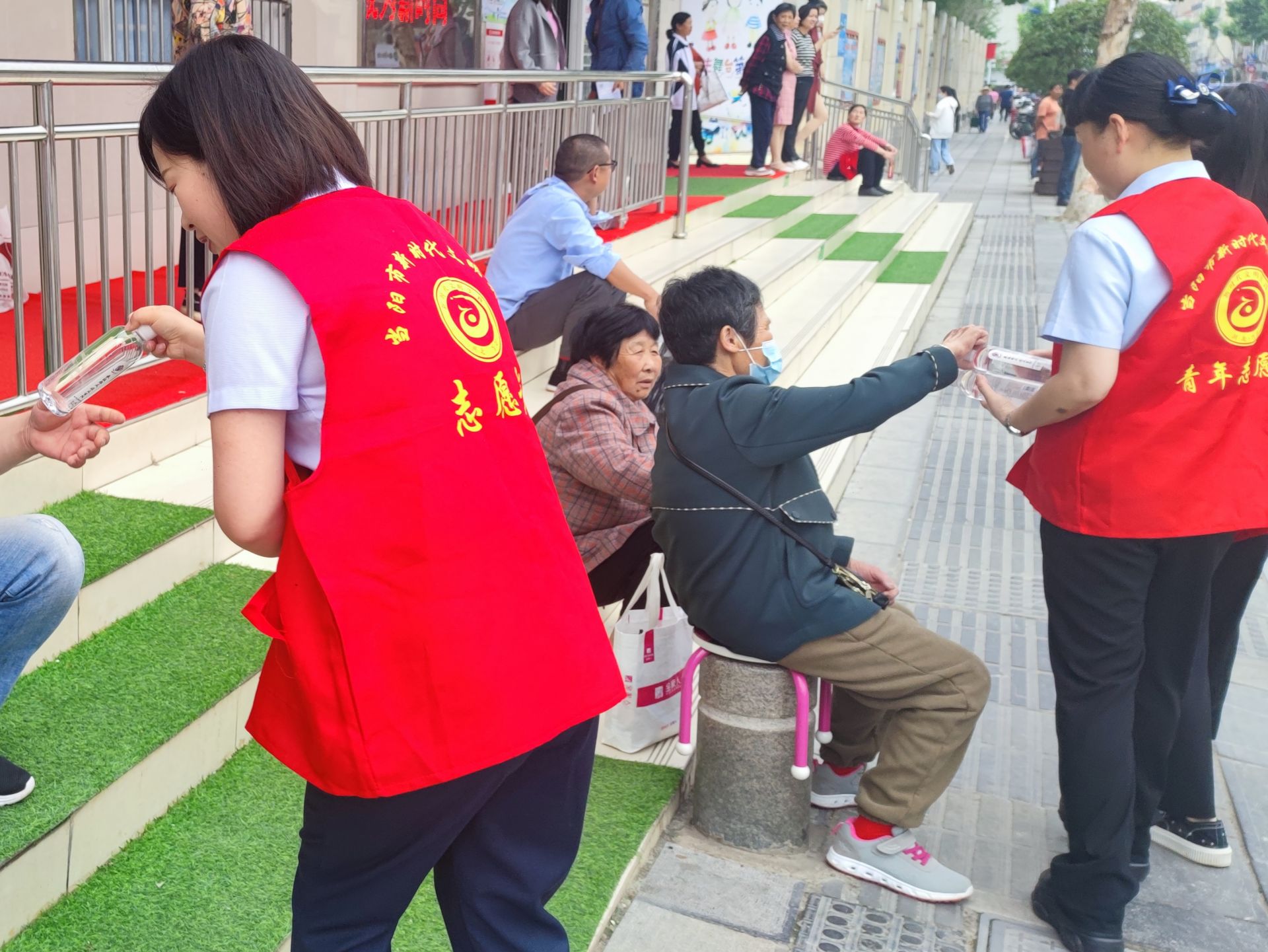 农商行志愿服务队为等候家长提供免费饮水.jpg.jpg