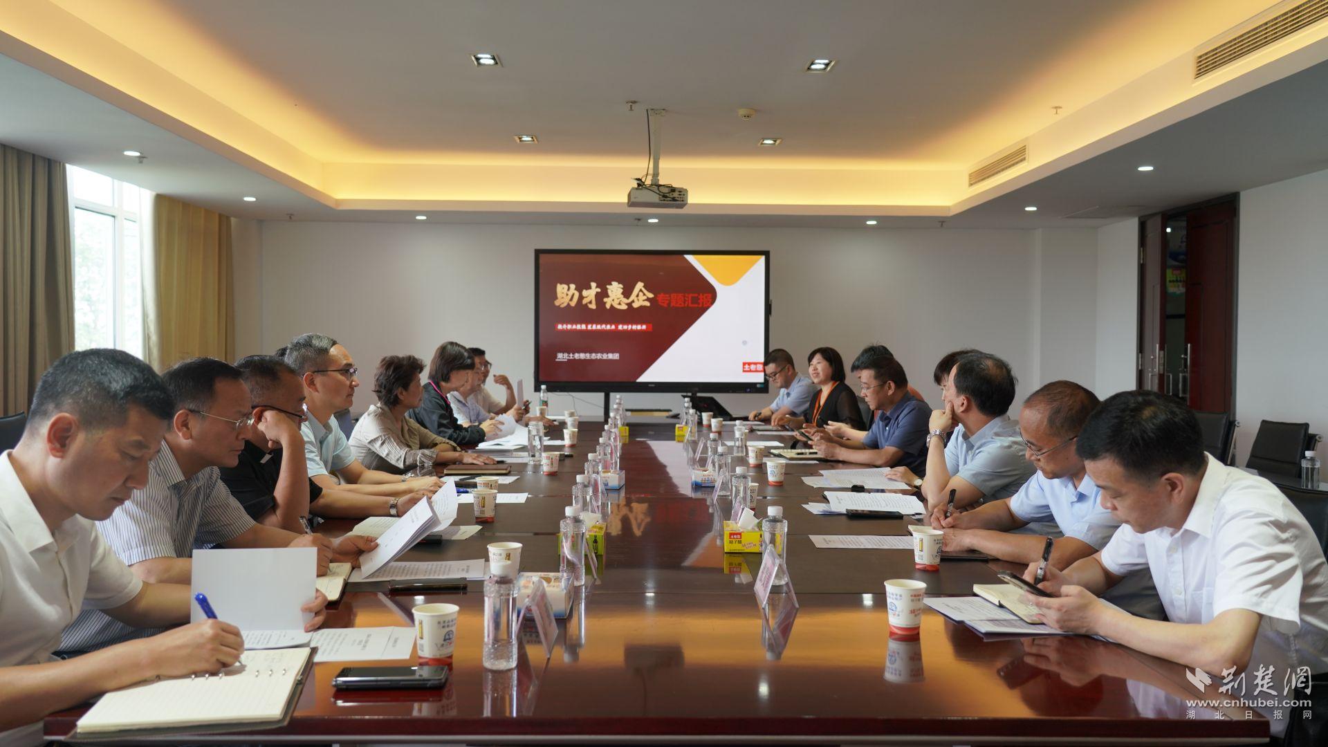 听取汇报、实地考察后，评议调研组进行座谈会。唐姝亚 摄.JPG.JPG