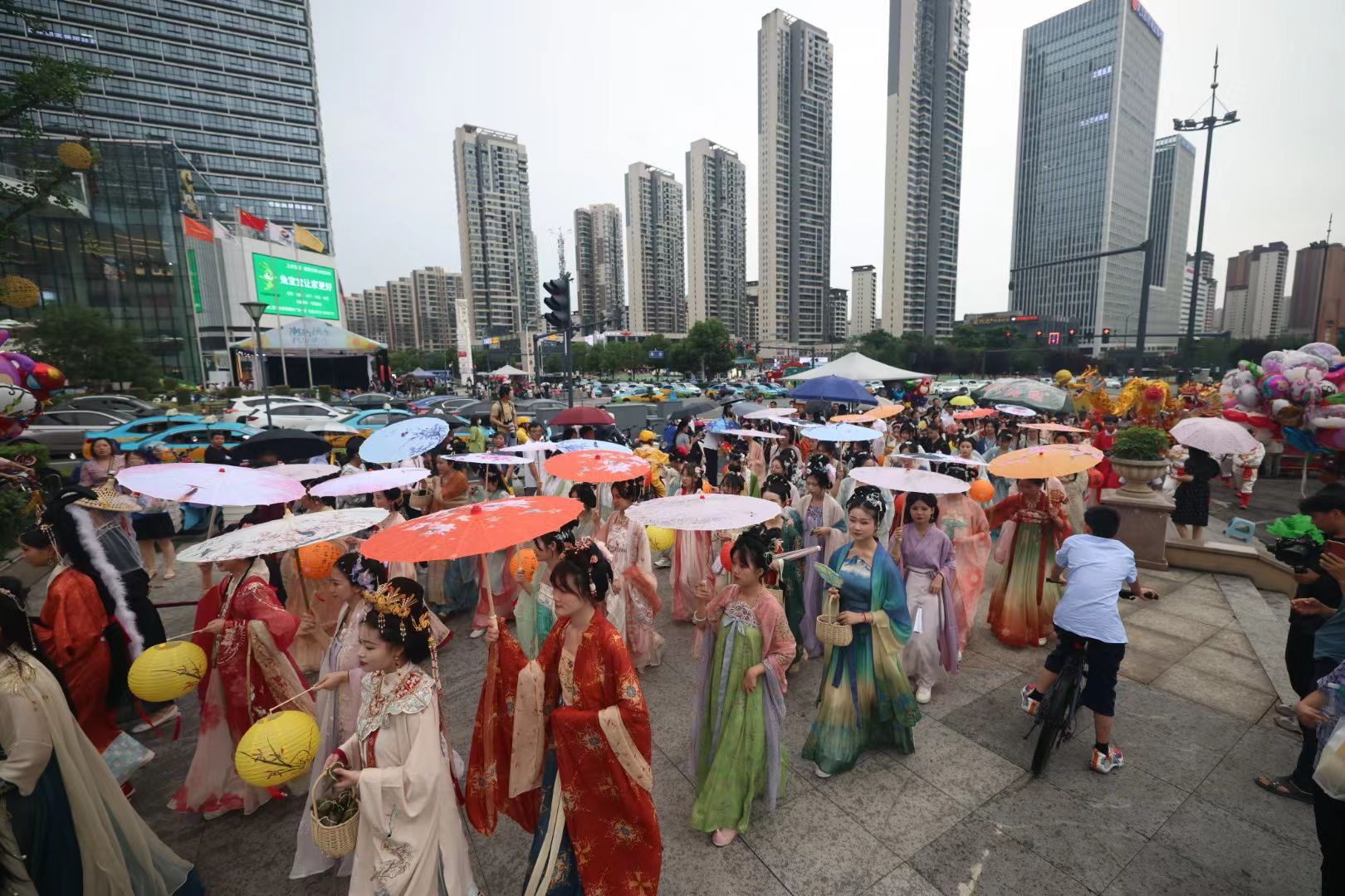 百人汉服秀带市民沉浸式“穿越”。夏靓 摄.jpg.jpg