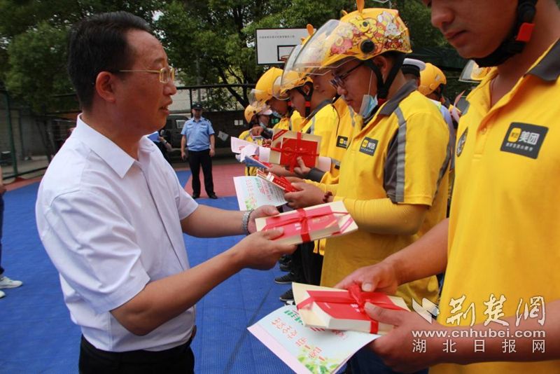 伍家岗区总工会为骑手们赠送了《民法典》、《劳动合同法》等法律书籍。.jpeg