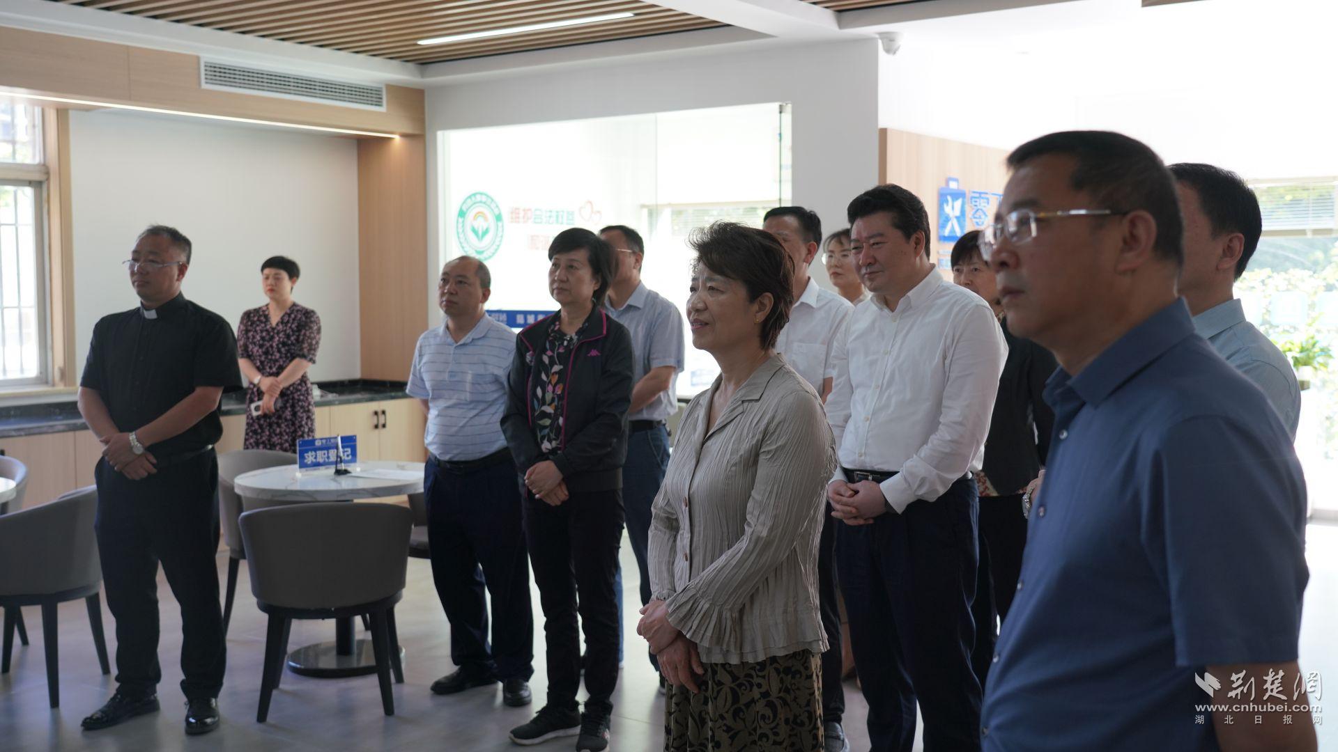 评议组在宜都市零工驿站锦江社区服务站，调研基层社区零工驿站建设情况。唐姝亚 摄.JPG.JPG