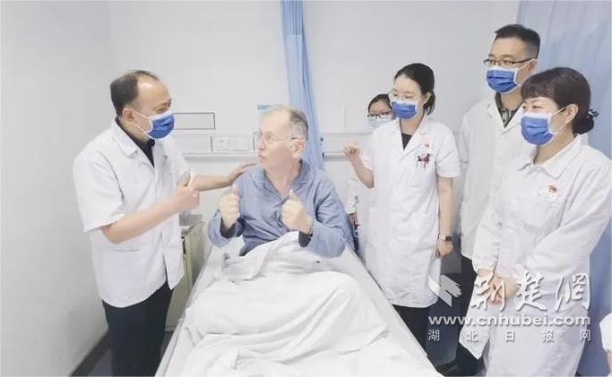 “洋女婿”米歇尔出院前向宜昌医护竖起大拇指。 田璐 摄.jpg