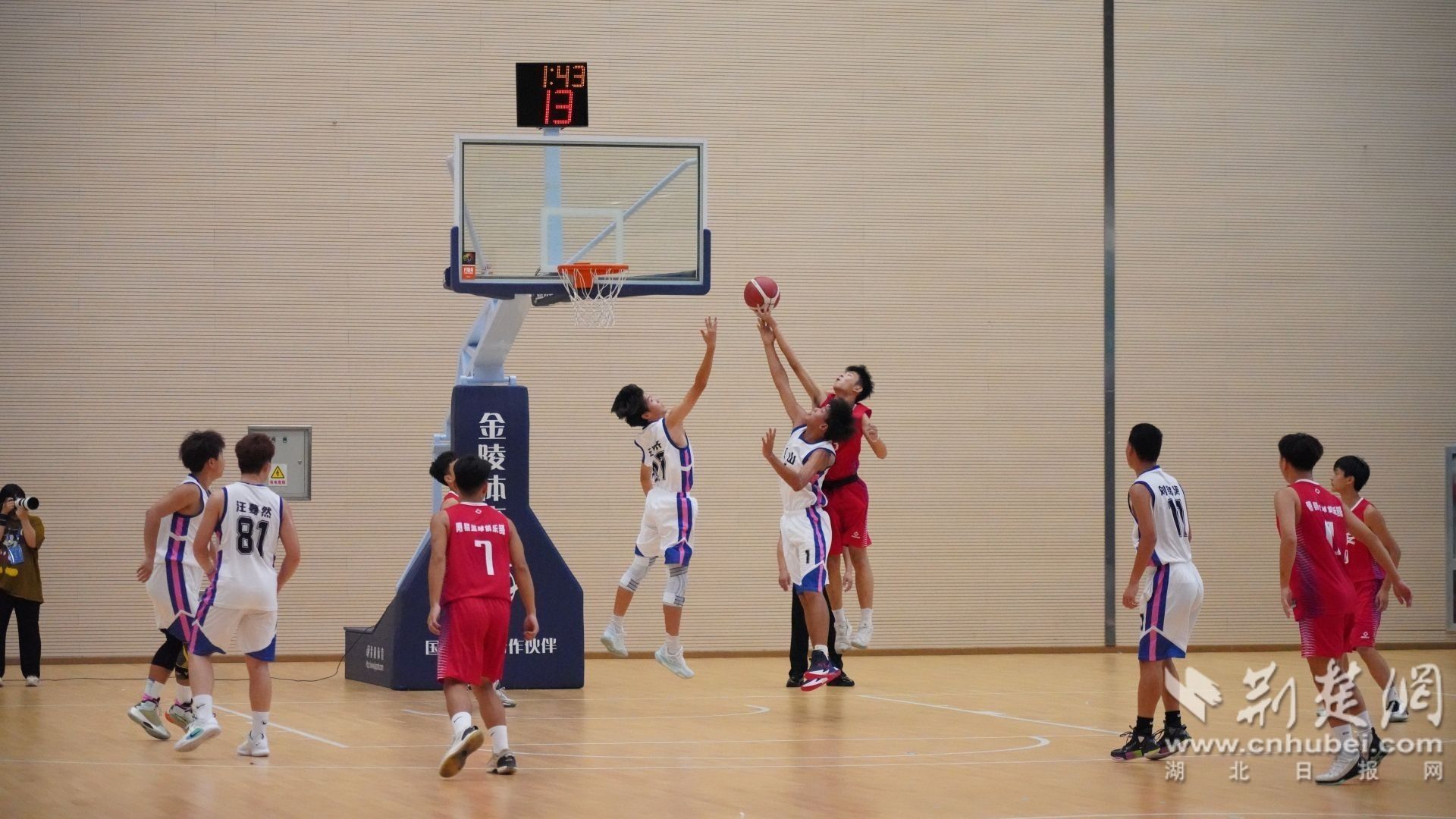 篮球比赛现场，红安队与京山队青少年运动员进行激烈角逐.JPG.JPG