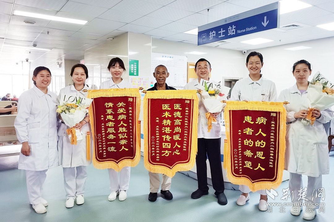 患者向胡大军和团队赠送锦旗表达谢意_副本.jpg.jpg