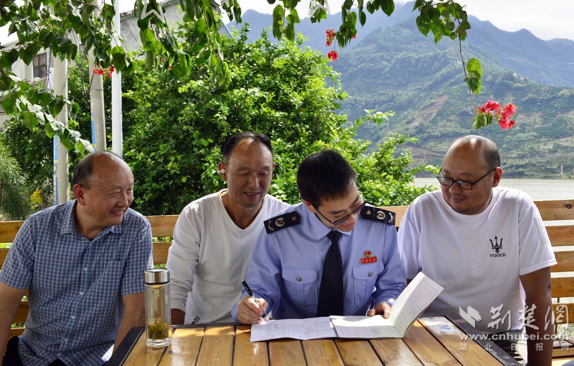 税务干部在农村庭落为村民登记准入信息“白名单”.jpg.jpg