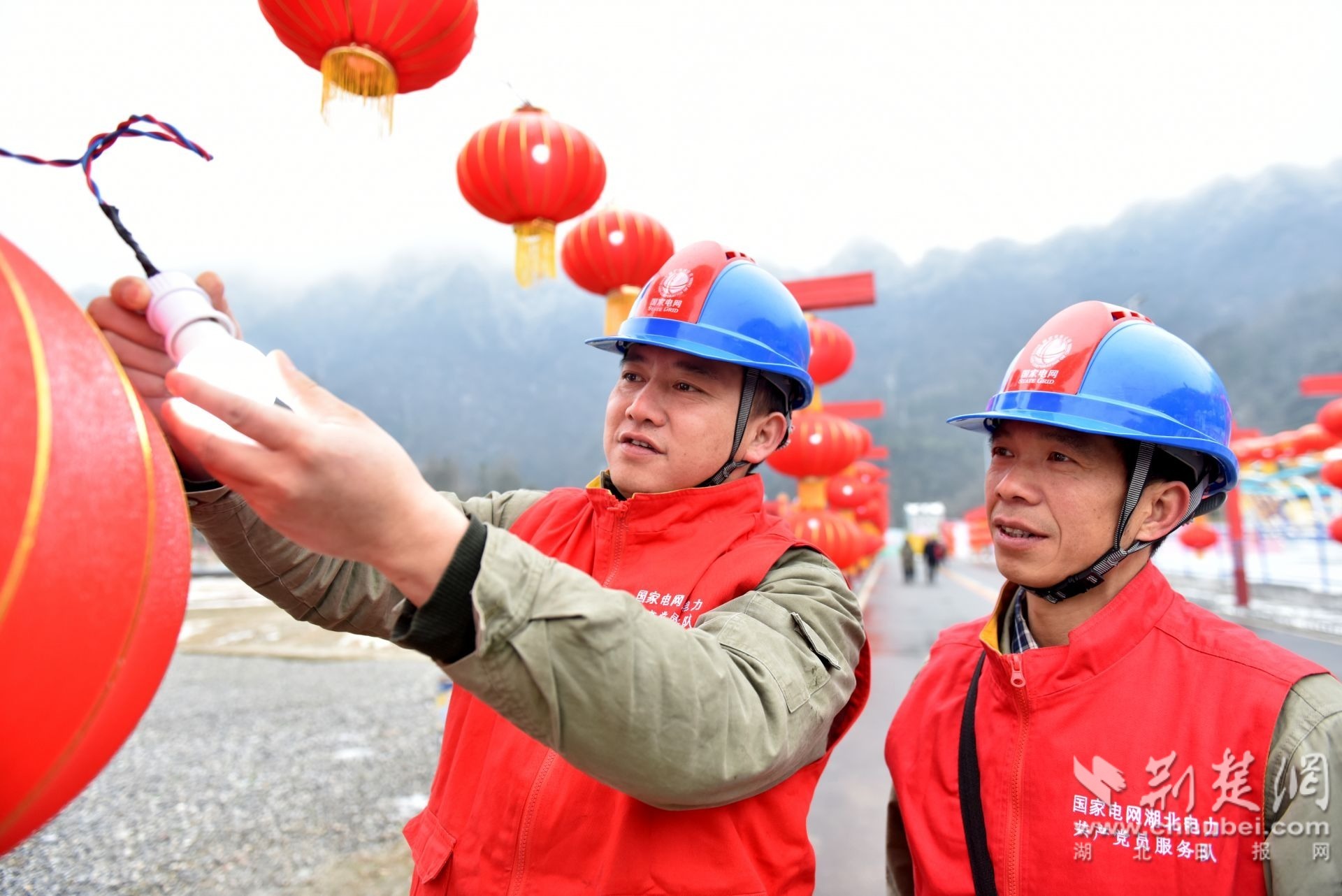 图为：国网五峰县供电公司渔洋关供电服务站为渔洋关镇元宵节灯会现场保电.JPG.JPG