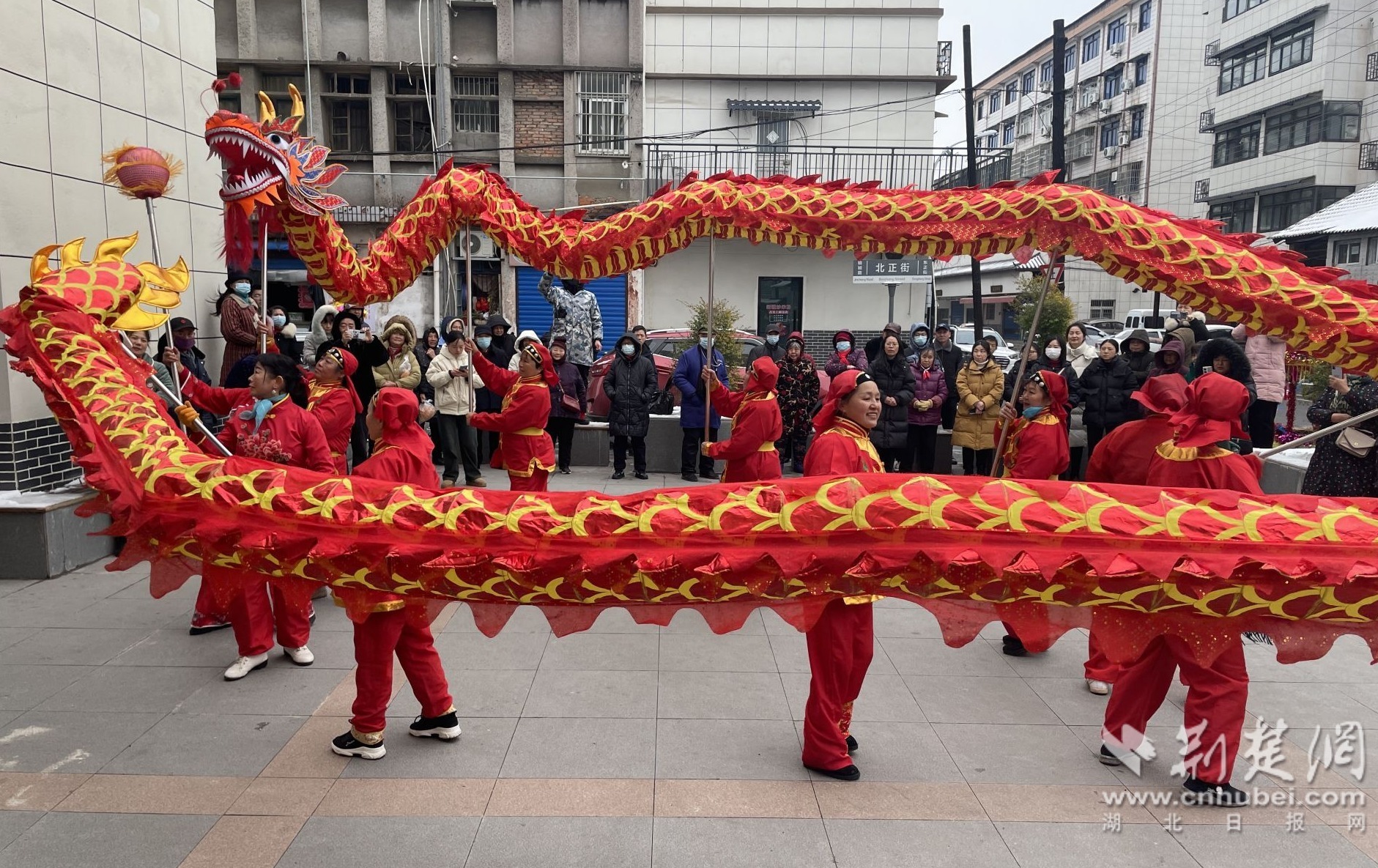 2月23日上午子龙路社区新时代文明实践站在东正街小广场开展“雄狮共舞，情浓元宵”文化活动 (3).jpg.jpg