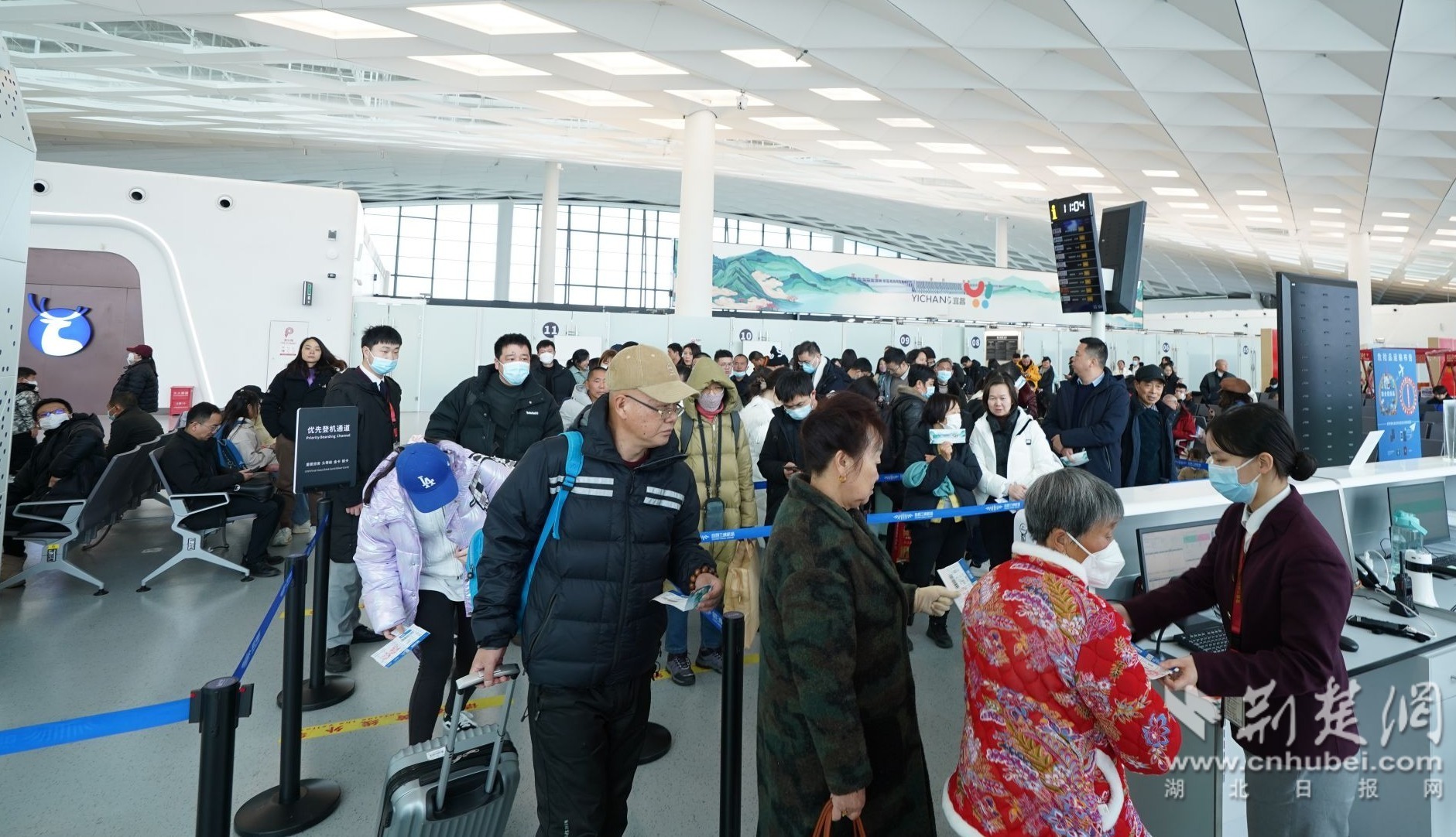 宜昌三峡机场迎来春节客流返程高峰
