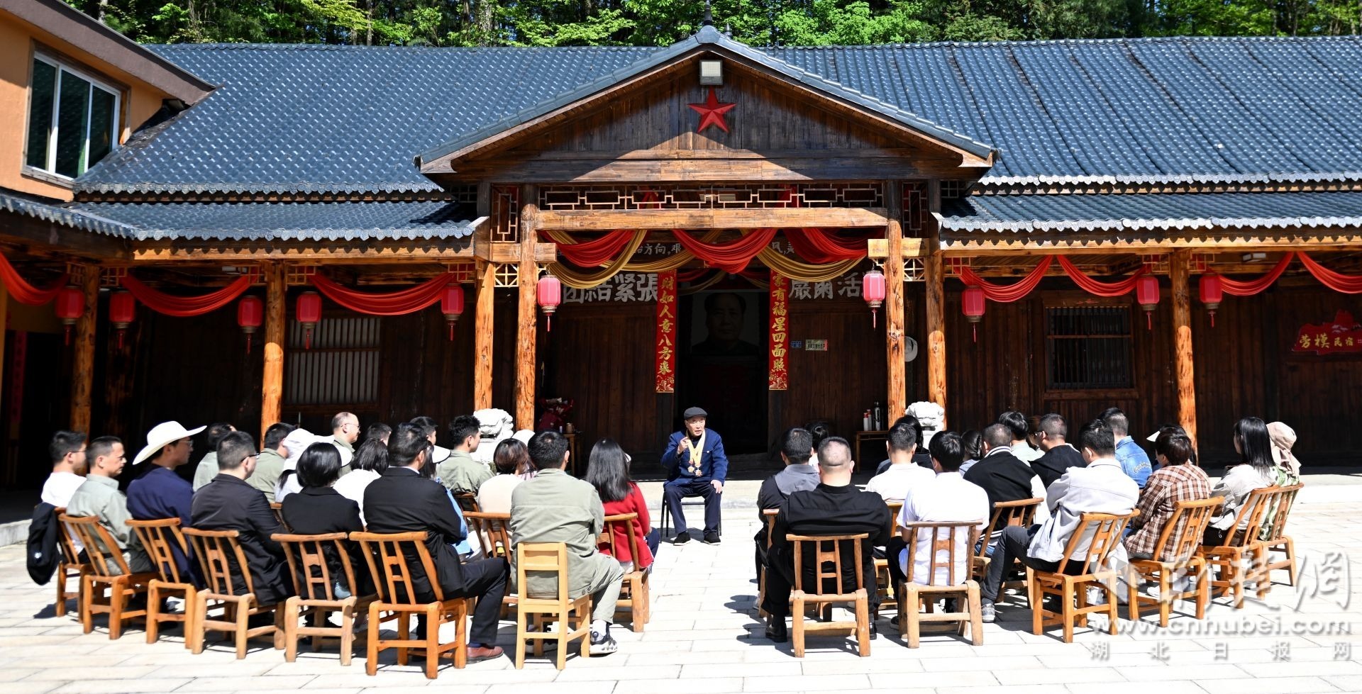 4月28日，五峰土家族自治牛庄乡、国网五峰县供电公司、中节能风力发电股份有限公司团员青年聆听全国优秀共产党员罗官章对广大青年们的