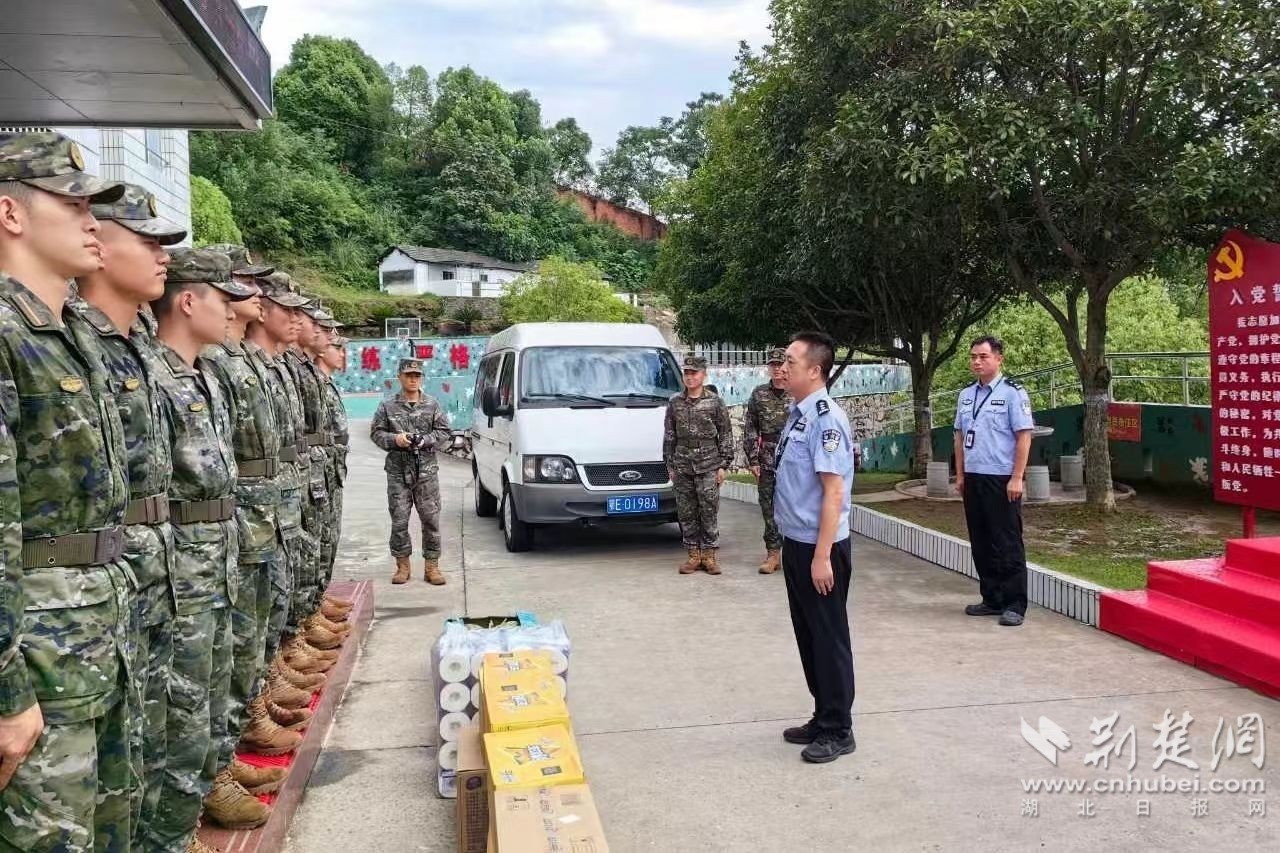 宜昌市看守所慰问武警官兵.jpg.jpg