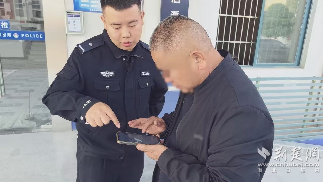 图说：刘某在民警的监督下向油卡遗失的货车司机退款赔偿.jpg.jpg