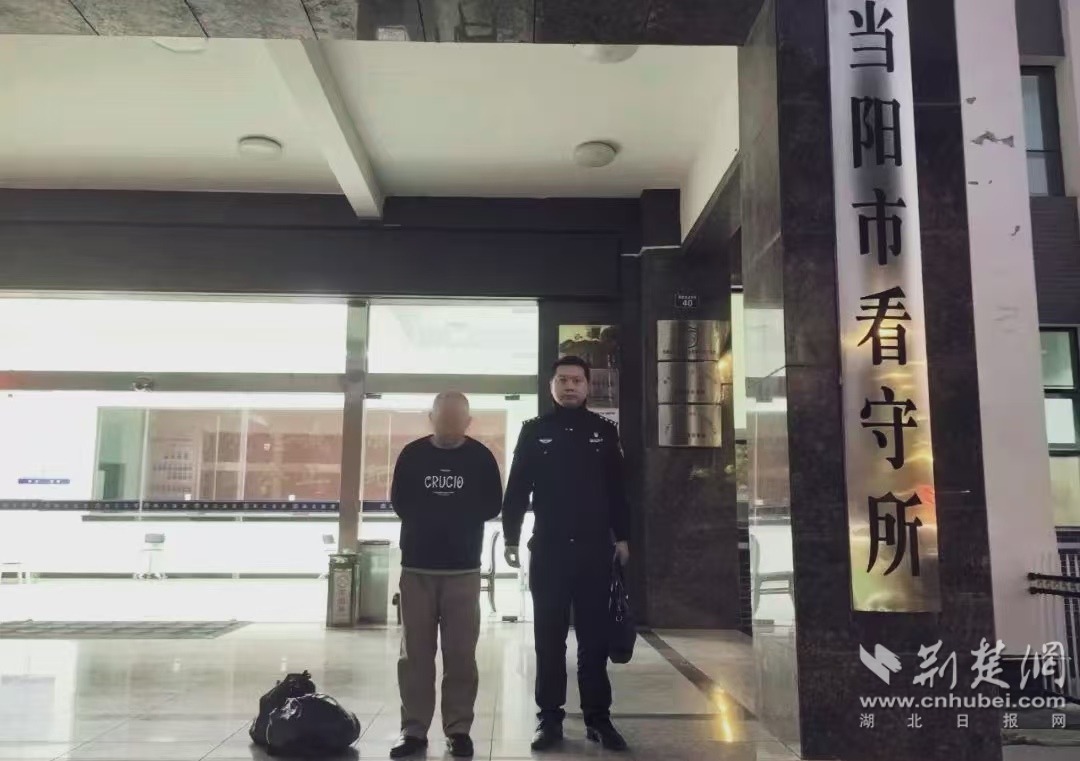 图说：犯罪嫌疑人王某章被民警抓获后刑事拘留.jpg