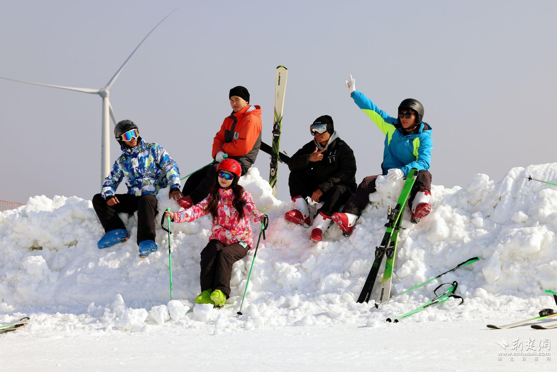 百里荒滑雪场开板 纵享冰雪狂欢