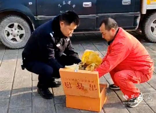 图说：郑先生将炮弹交给派出所民警.png.png