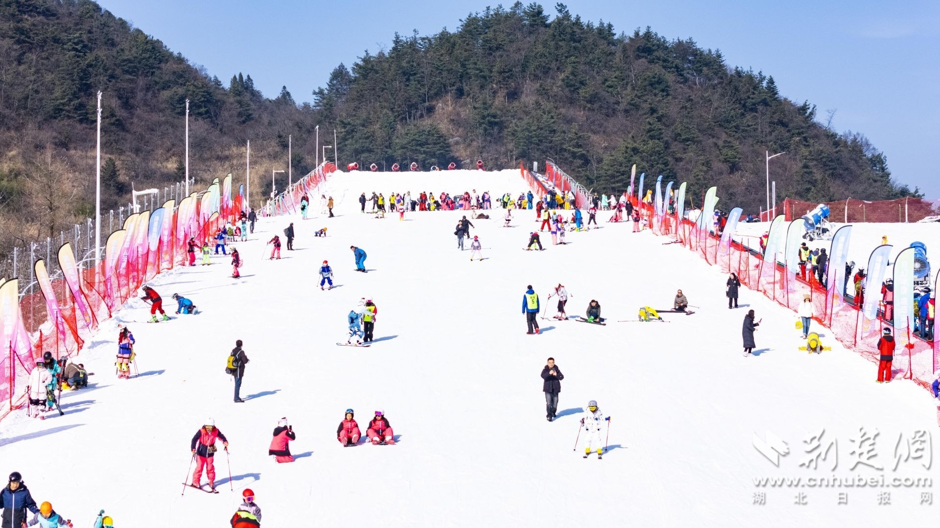 屈原故里国际滑雪场开板当天盛况 彭强摄.jpg.jpg