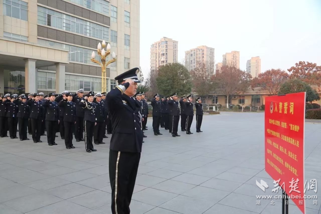 当阳市副市长、公安局局长古军带领民警代表领誓《中国人民警察入警誓词》.jpg.jpg