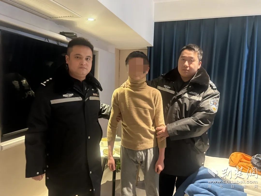 图说：办案民警在荆门某宾馆内将盗窃嫌疑人罗某抓获归案.jpg